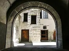 Cour à l'arrière de l'hôtel de Montjoie.