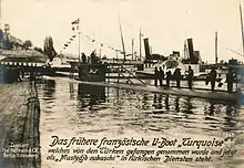 Le sous-marin français Turquoise après sa capture par les Turcs. Les Alliés perdent dix sous-marins dans les Dardanelles.