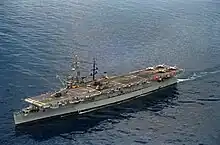 Le SNS Dédalo (ex Cabot) avec des avions AV8S Matador (Harrier) et des hélicoptères Twin Huey et Sea-King. Noter les deux cheminées.