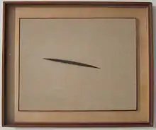 Toile blanche monochrome lacéréé en son centre.