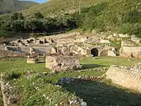 Vestiges des casernes et écuries vus du côté des bassins-viviers.