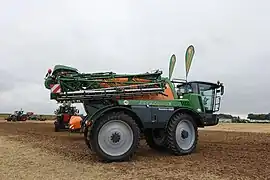 Pulvérisateur automoteur Amazone rampe repliée, 2016.