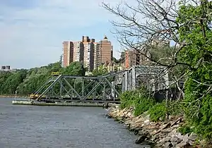 Une vue du pont du sud le long de l'Hudson.