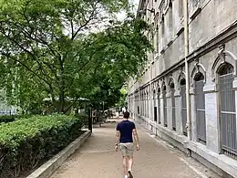 Allée longeant le lycée Jacques-Decour.