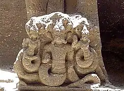 Statue d'une déesse-serpent au temple de Kailâsanâtha à Ellorâ.