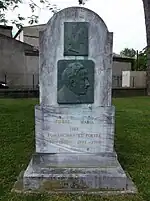 La stèle dédiée à Pierre et Maria Sire située dans le jardin du Pont-Vieux à Carcassonne.