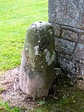 Photographie d'une stèle.