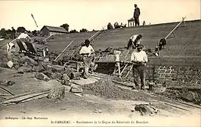 Construction de la digue nord.