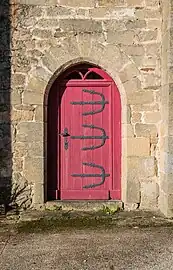 La porte menant au cimetière actuellement place du prieuré.