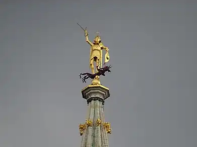 La copie de la statue placée au sommet de la tour.