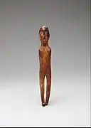 Statuette à forme humaine en ivoire (morse). Période estimée : entre 200 et 100 apr. J.-C..