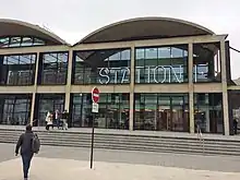 Entrée de la station F, parvis Alan-Turing.
