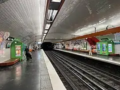 Quais de la ligne 8.