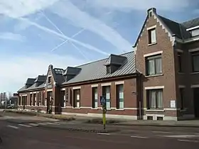 Herve ; à droite, l'ancien logement de fonction.