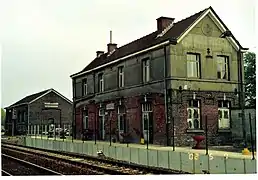 Gare et halle à marchandises.