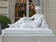Statue dans l'escalier du jardin de la présidence.