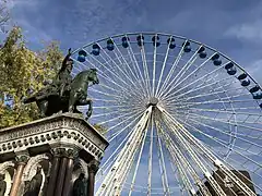 La statue de Charlemagne et la grande roue lors de la Foire de Liège en 2018.