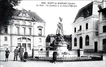Photo ancienne de la place Pascal-Duprat (actuelle place du Général-Leclerc), ornée de la statue La Landaise avec le bâtiment de la Poste (au n°7, à gauche) et de la Caisse d'Epargne (au n°6, à droite)