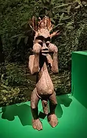 Statue fétiche tétue.