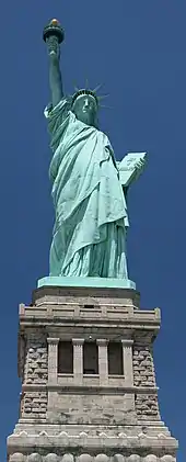 La statue de face.