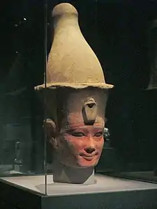 Statue monumentale de Sésostris Ier. XIIe dynastieCalcaire peint. DétailMedelhavsmuseet (en), Stockholm