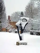 La statue à l'extérieur de l'ancienne loge du portier dans la neige, "Achaean" de Barbara Hepworth.