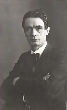 C'est une photographie en portrait de Rudolf Steiner, on le voit les bras croisés.