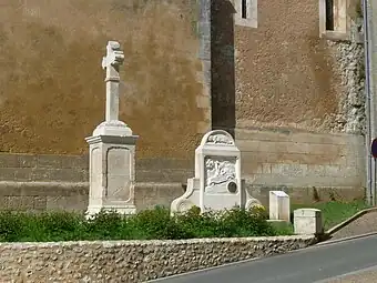 Croix de mission et stèle de Guy de Larigaudie.