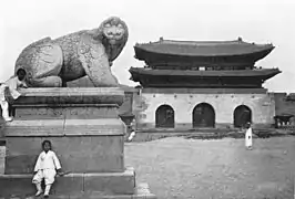 La porte de Gwanghwamun et une statue de haetae vers 1900