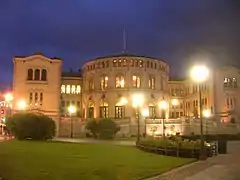 Façade du Storting de nuit.
