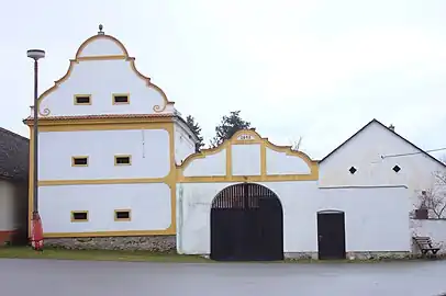 Maison de style baroque rural.