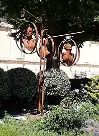 Sculpture Strange Fruit.