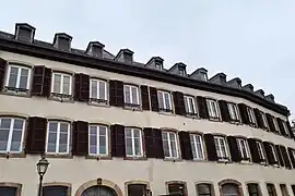 no 1 : large immeuble à douze travées de fenêtres.