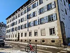 no 9 depuis la rue des Greniers.