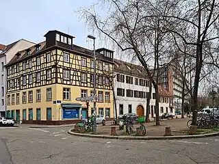 Maison à l'angle de la rue des Balayeurs.