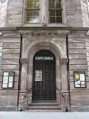 Millésime gravé au-dessus de l'entrée