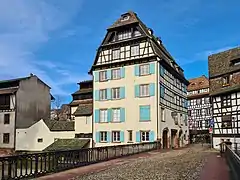 Face à la rue des Moulins.