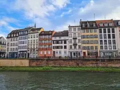 Du no 9 (à droite) jusqu'au bout du quai.