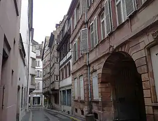 À droite, façade en grès du no 3.