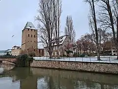Le square en direction de la tour de l'Éclusier.