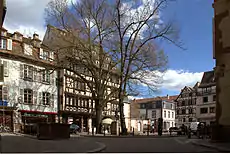 Vue générale : au fond le Collège épiscopal Saint-Étienne.