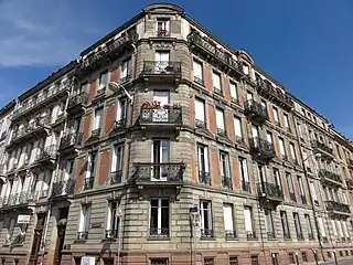 Le no&nbsp;4 avec le quai à gauche et la rue de Marbach à droite