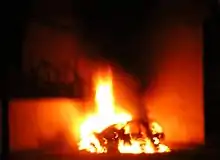 De nuit, une voiture en feu.