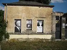 Pavillon d'entrée de la sucrerie de Francières construit en 1829. Bâtiment en briques recouvert d'un crépi jaune. Sur les fenêtres, portraits de trois dirigeants de la sucrerie.
