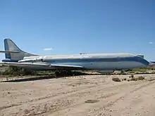 Caravelle stationnée, vue de profil, livrée blanc-bleu.