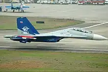 Un démonstrateur Su-30LL de l'armée de l'air russe, à l'aérodrome de Zhangjiajie Hehua, en Chine. L'appareil, piloté par Anatoly Kvochur, vole le long de la piste à moins d'un mètre du sol.
