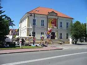 Bâtiment à deux étages et toit à quatre pans.