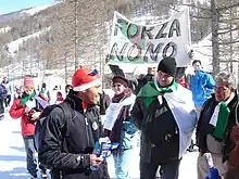 Un sportif avec des supporteurs autour de lui