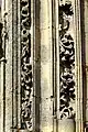 Frises de pampres à gauche du portail.