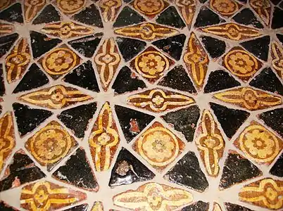 Détail d'un pavage verni ancien (XIIIe siècle).